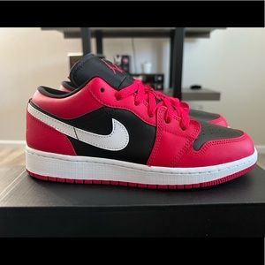 Air jordan 1 Low SE size GS 5.5Y/ 7W very berry new, never used, no lid